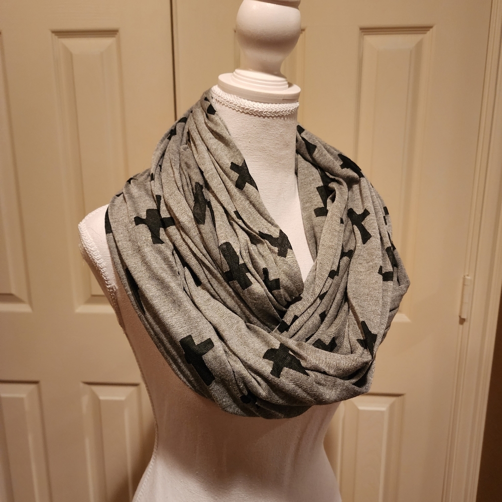 Steve Madden Infinity Scarf. - Picture 2 of 5
